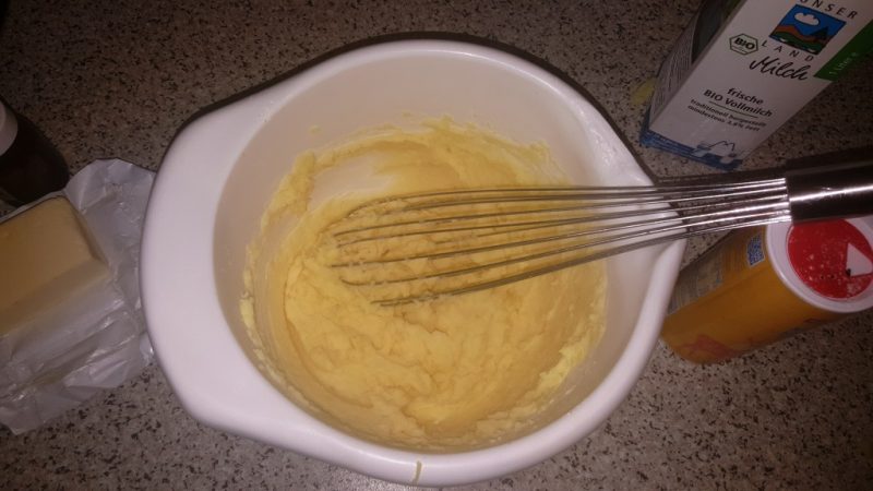 Kartoffelschnee mit heißer Milch, Butter, Muskatnuss und etwas Salz mit dem Schneebesen von Hand verrühren