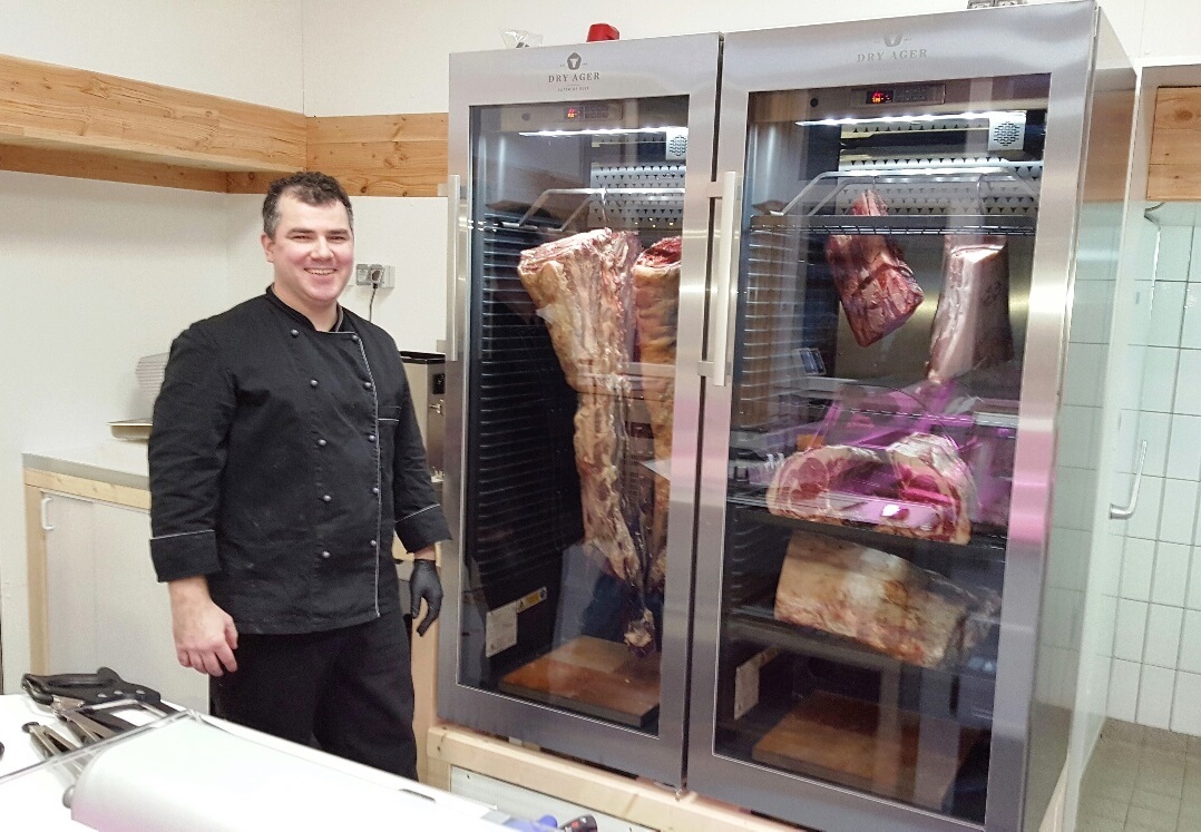 Frank Stormann hat seinen Fleisch- und Wildladen auf dem Augsburger Stadtmarkt eröffnet: supertolles Fleisch!