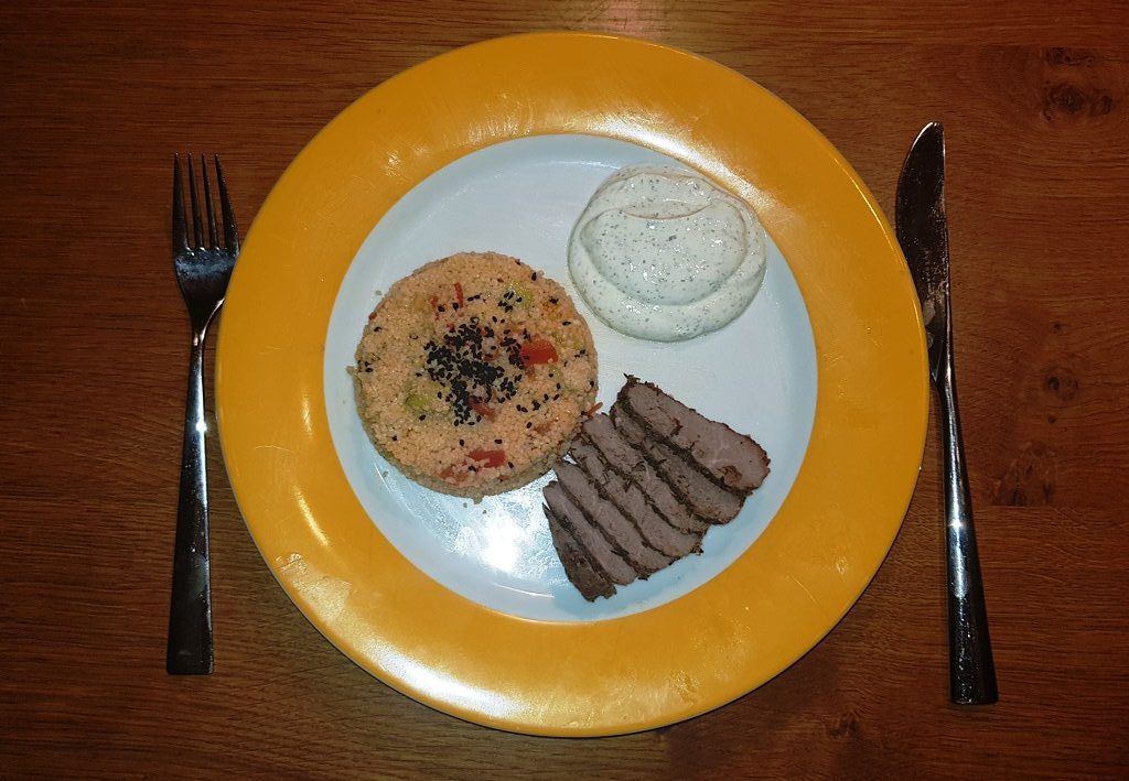 Couscous-Salat mit Lammhüfte und Minze-Joghurt