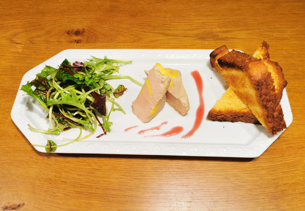 Foie gras entier d’oie, getoastete Orangen-Brioche, Cumberland-Sauce, kleiner Wildkräuter-Salat