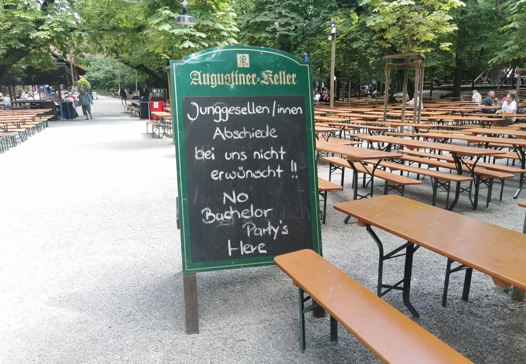 Neulich im Augustiner Biergarten an der Münchner Hackerbrücke …