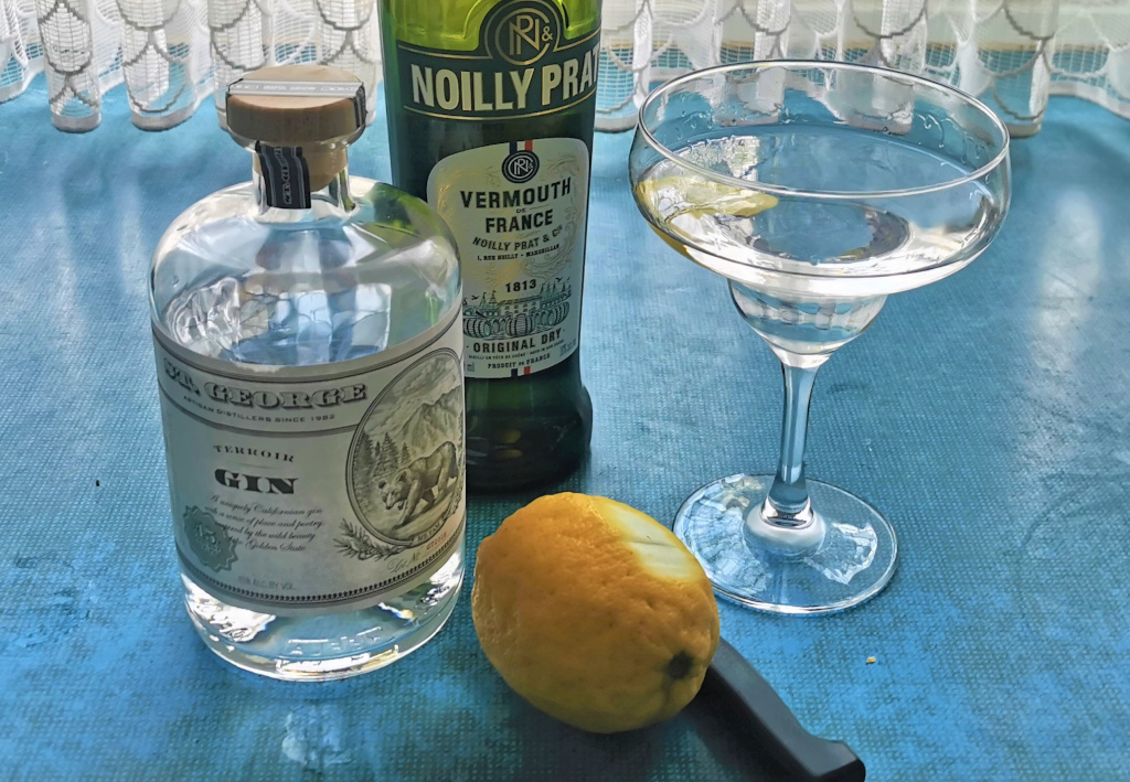 Einfachste Mittel, beste Zutaten: ein perfekter Martini Cocktail auf dem Lande