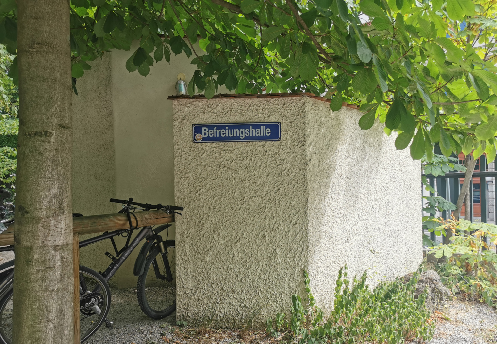 Schild am Pissoir im Münchner Augustiner Garten
