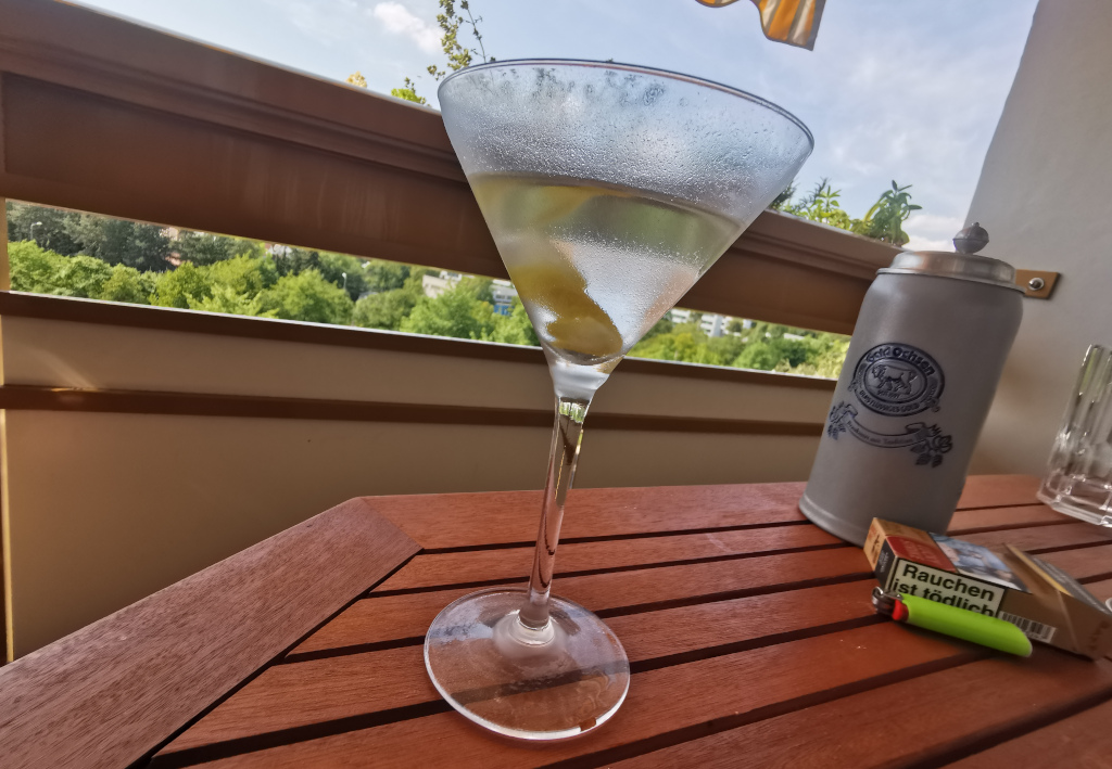 Martini auf dem Balkon bei Luc in der Platte am Stadtrand Leipzigs