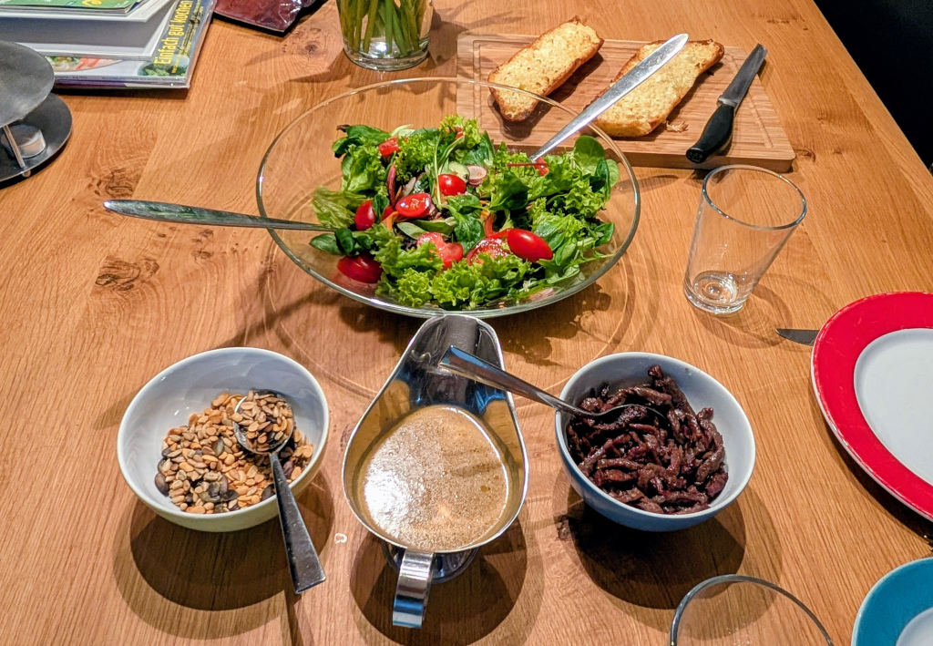 Da haben wir den Salat – Wildkräutersalat mit mariniertem Rindfleisch