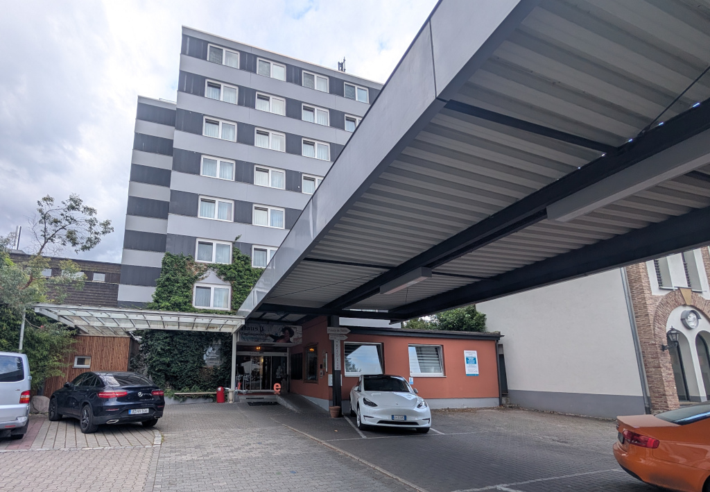 Alpenhof Augsburg: ganz schön schräg, aber mal etwas Anderes – kurzum, wir haben uns wohlgefühlt