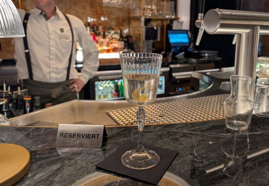 No kidding: Versuch eines Martinis in der Hotelbar des Hilton Heidelberg
